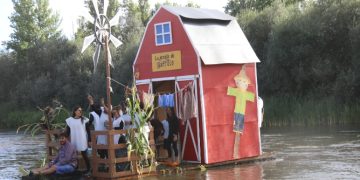 32 años surcando las aguas del Tormes en Huerta a bordo de los «ofnis» en una gran tarde de creatividad, colorido y chapuzones