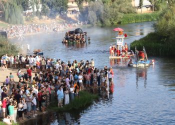 32 años surcando las aguas del Tormes en Huerta a bordo de los «ofnis» en una gran tarde de creatividad, colorido y chapuzones