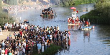 32 años surcando las aguas del Tormes en Huerta a bordo de los «ofnis» en una gran tarde de creatividad, colorido y chapuzones