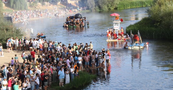 32 años surcando las aguas del Tormes en Huerta a bordo de los «ofnis» en una gran tarde de creatividad, colorido y chapuzones