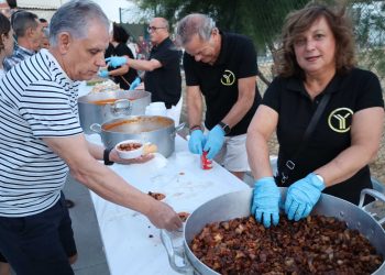 Una parrillada solidaria en la zona de las carpas reúne a un millar de personas en Peñaranda a beneficio de ‘La Sonrisa de M4ría’