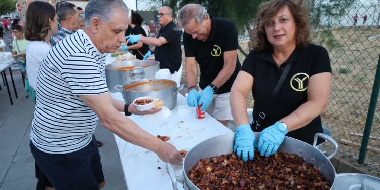 Una parrillada solidaria en la zona de las carpas reúne a un millar de personas en Peñaranda a beneficio de ‘La Sonrisa de M4ría’