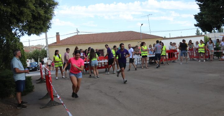 Las peñas de Arabayona disfrutan de una tarde de Gran Prix y mucha diversión compitiendo en la explanada de la ermita