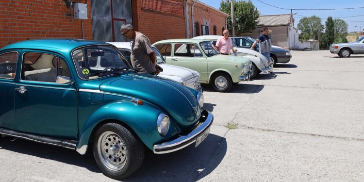 Los vehículos antiguos visitan Cantaracillo en el arranque de un mes que traerá un amplio programa cultural y las fiestas