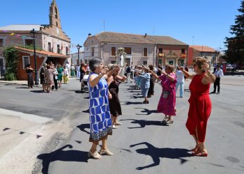 Palaciosrubios acompaña con bailes a la Virgen de las Nieves en una procesión con sones de dulzaina y la patrona a hombros