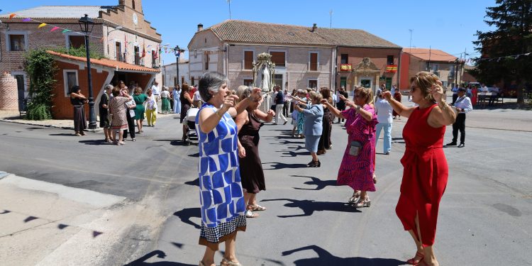 Palaciosrubios acompaña con bailes a la Virgen de las Nieves en una procesión con sones de dulzaina y la patrona a hombros