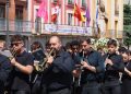 Santa María Reina, patrona de Peñaranda, desfila por las calles en una procesión a los sones de la banda de música de Alba