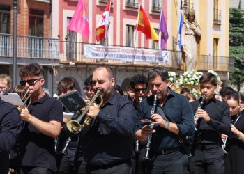 Santa María Reina, patrona de Peñaranda, desfila por las calles en una procesión a los sones de la banda de música de Alba