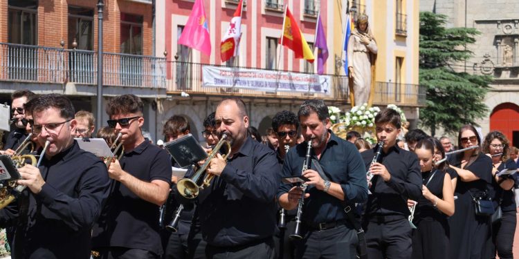 Santa María Reina, patrona de Peñaranda, desfila por las calles en una procesión a los sones de la banda de música de Alba