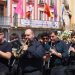 Santa María Reina, patrona de Peñaranda, desfila por las calles en una procesión a los sones de la banda de música de Alba