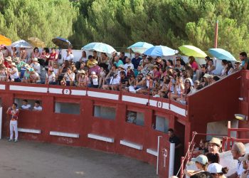 La exhibición de recortes, el Grand Prix y la capea popular llenan de emoción la plaza de toros de Alaraz en una tarde de fiesta