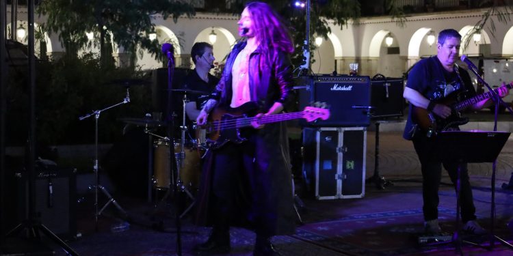 Puntos Suspensivos ameniza la noche del sábado en Peñaranda con un concierto que llena las terrazas en la plaza Nueva