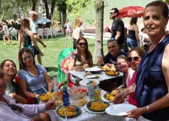Rágama comparte una paella en La Chopera dentro de las fiestas chicas y en un fin de semana festivo con gran participación