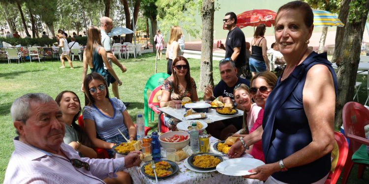 Rágama comparte una paella en La Chopera dentro de las fiestas chicas y en un fin de semana festivo con gran participación