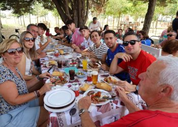 Palaciosrubios reúne a vecinos y visitantes en el parque del chiringuito para compartir una parrillada popular y festiva
