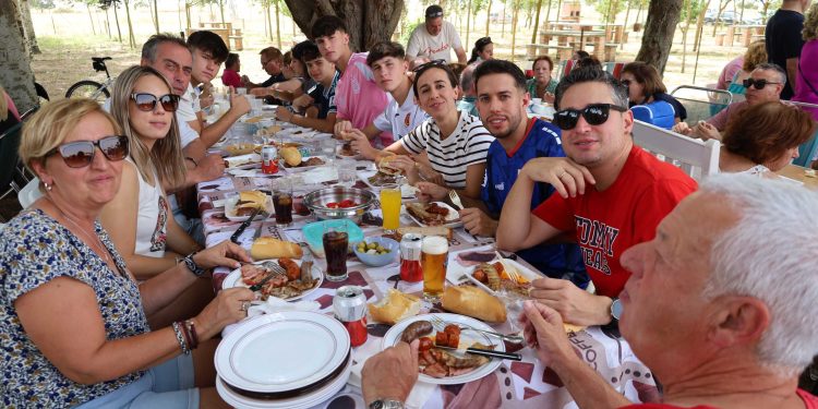 Palaciosrubios reúne a vecinos y visitantes en el parque del chiringuito para compartir una parrillada popular y festiva