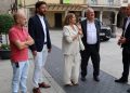 El Ministro Jordi Hereu visita Peñaranda y hace una primera parada turística ensalzando la belleza de las plazas porticadas
