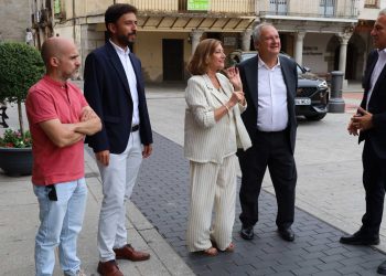 El Ministro Jordi Hereu visita Peñaranda y hace una primera parada turística ensalzando la belleza de las plazas porticadas