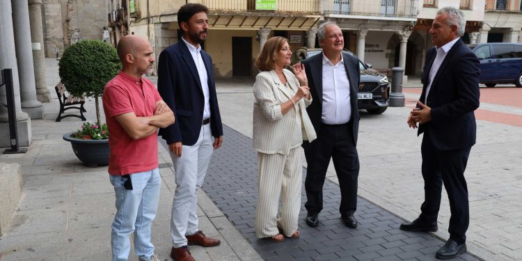 El Ministro Jordi Hereu visita Peñaranda y hace una primera parada turística ensalzando la belleza de las plazas porticadas