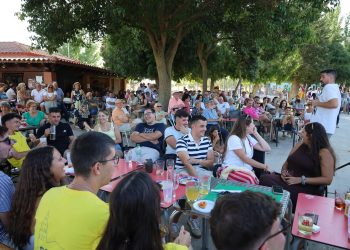 El humor del monologuista Álvaro Seko pone el broche a las fiestas de las Nieves en el parque del chiringuito de Palaciosrubios
