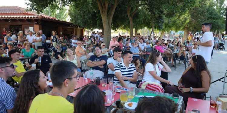 El humor del monologuista Álvaro Seko pone el broche a las fiestas de las Nieves en el parque del chiringuito de Palaciosrubios