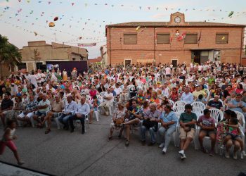 Aldeaseca de la Frontera inaugura sus fiestas con un ambiente hawaiano y un pregón muy especial en una plaza abarrotada