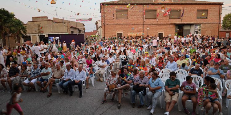 Aldeaseca de la Frontera inaugura sus fiestas con un ambiente hawaiano y un pregón muy especial en una plaza abarrotada
