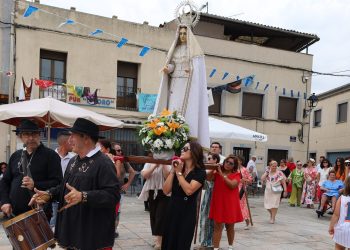 Cantalpino acompaña a la Virgen de la Asunción en su recorrido por la villa entre bailes al son del tamborilero charro Rufo