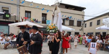 Cantalpino acompaña a la Virgen de la Asunción en su recorrido por la villa entre bailes al son del tamborilero charro Rufo