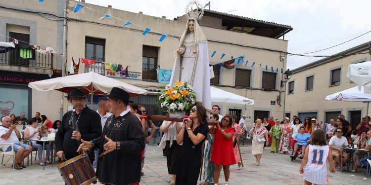 Cantalpino acompaña a la Virgen de la Asunción en su recorrido por la villa entre bailes al son del tamborilero charro Rufo