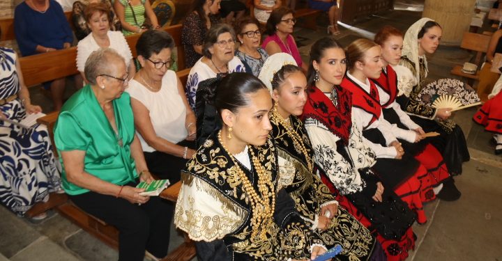 El Campo de Peñaranda honra con ofrenda floral y misa a la Virgen de la Asunción luciendo trajes charros para la ocasión