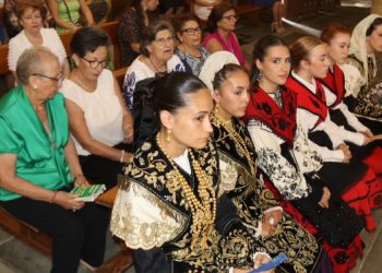 El Campo de Peñaranda honra con ofrenda floral y misa a la Virgen de la Asunción luciendo trajes charros para la ocasión