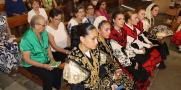 El Campo de Peñaranda honra con ofrenda floral y misa a la Virgen de la Asunción luciendo trajes charros para la ocasión