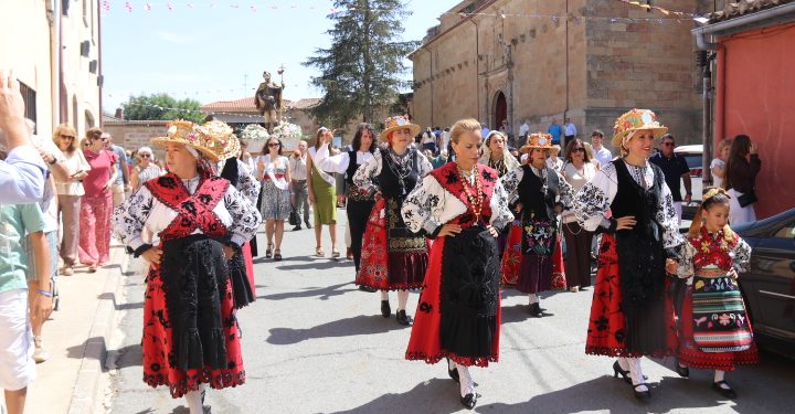 Babilafuente rinde honores a San Roque en una procesión donde no han faltado los bailes charros a cargo del grupo Manantial