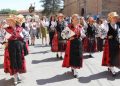 Babilafuente rinde honores a San Roque en una procesión donde no han faltado los bailes charros a cargo del grupo Manantial
