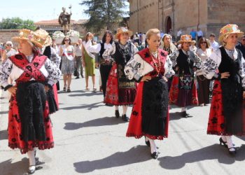 Babilafuente rinde honores a San Roque en una procesión donde no han faltado los bailes charros a cargo del grupo Manantial
