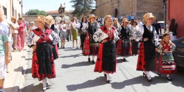 Babilafuente rinde honores a San Roque en una procesión donde no han faltado los bailes charros a cargo del grupo Manantial