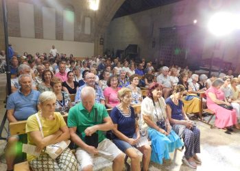 Villoria recibe la obra «Juan, el espíritu del amor» que suma un nuevo éxito en la comarca con la iglesia parroquial llena de público