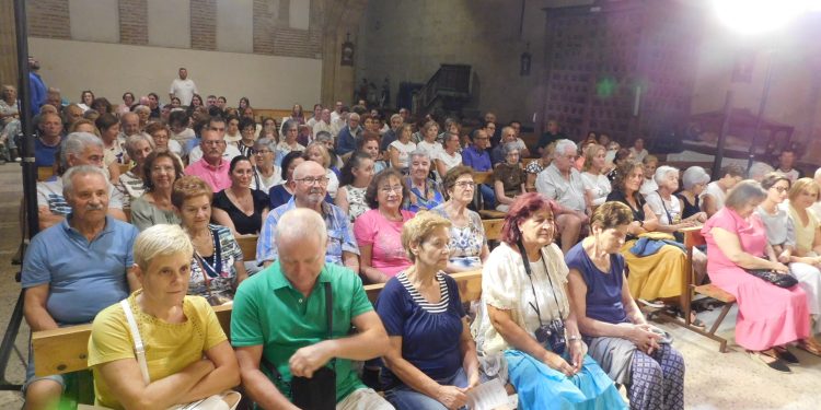 Villoria recibe la obra «Juan, el espíritu del amor» que suma un nuevo éxito en la comarca con la iglesia parroquial llena de público