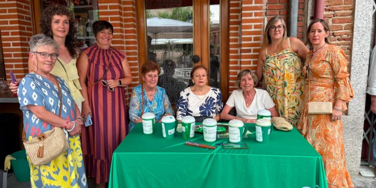La asociación de mujeres Siglo XXI, de Macotera, lleva a cabo la tradicional cuestación popular para la lucha contra el cáncer