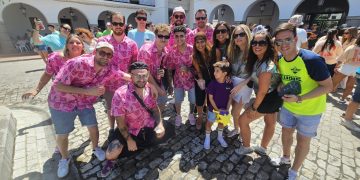 Peñaranda late al ritmo de Motociclones y disfruta en la plaza Nueva del «arroz con cosas» solidario del Airadilos Fest