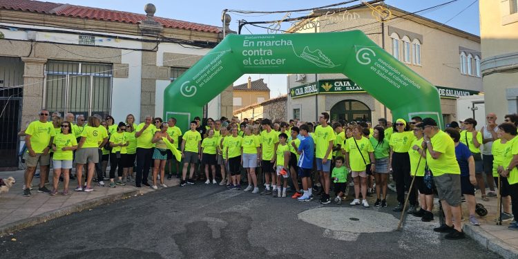 Alaraz recauda fondos para la lucha contra el cáncer en una gran marcha solidaria con más de medio millar de participantes