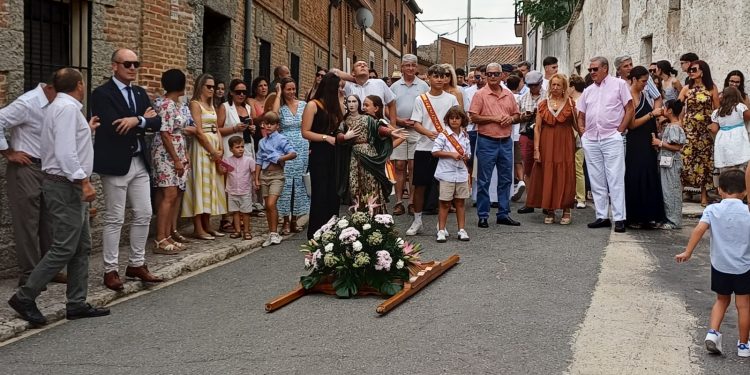 Aldeaseca de la Frontera vive su día grande con tradición religiosa, deporte y una noche por delante con la actuación de Raúl Palomo