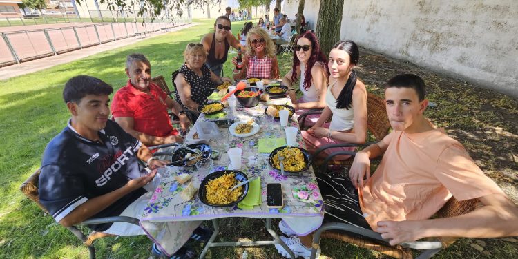 Aldeaseca de la Frontera despide sus fiestas con una paella para 400 comensales y un bingo solidario en el parque municipal