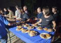 Arabayona de Mógica comparte una hamburguesada en la zona del frontón viejo con el reparto de más de 300 raciones