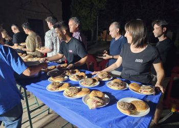 Arabayona de Mógica comparte una hamburguesada en la zona del frontón viejo con el reparto de más de 300 raciones