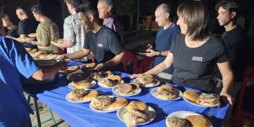 Arabayona de Mógica comparte una hamburguesada en la zona del frontón viejo con el reparto de más de 300 raciones