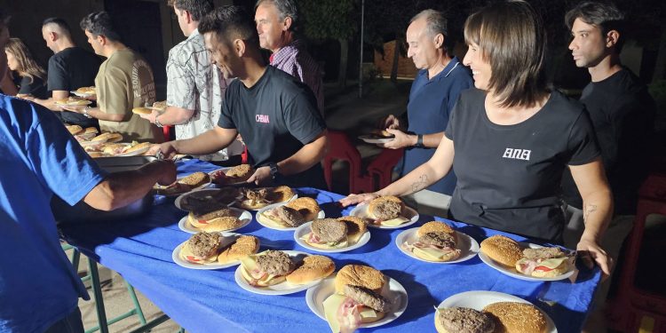 Arabayona de Mógica comparte una hamburguesada en la zona del frontón viejo con el reparto de más de 300 raciones