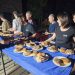 Arabayona de Mógica comparte una hamburguesada en la zona del frontón viejo con el reparto de más de 300 raciones