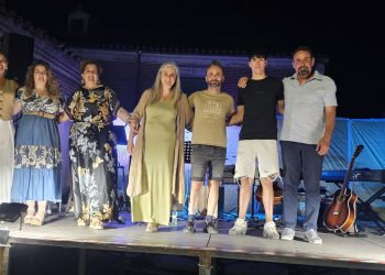 Cantaracillo recibe al grupo Arena en su X aniversario con un recital compartido con varios artistas sobre el escenario de la Cilla